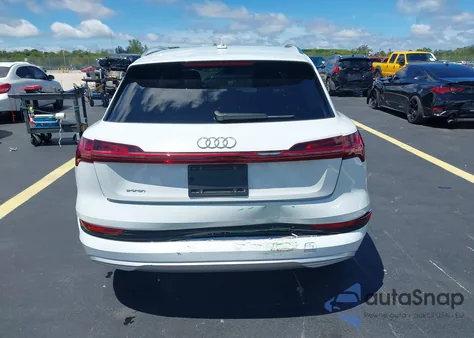 2019 Audi E-Tron Premium Plus z USA, uszkodzony, nr VIN WA1LAAGE4KB024966